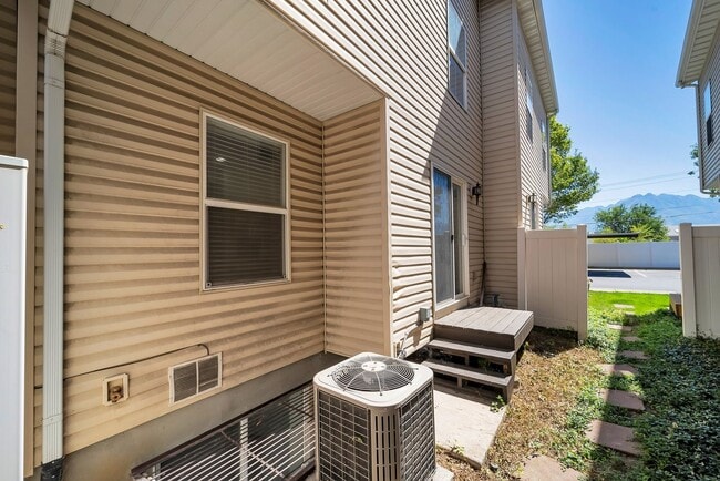 Building Photo - Awesome Townhome in Iverness Square in Murray