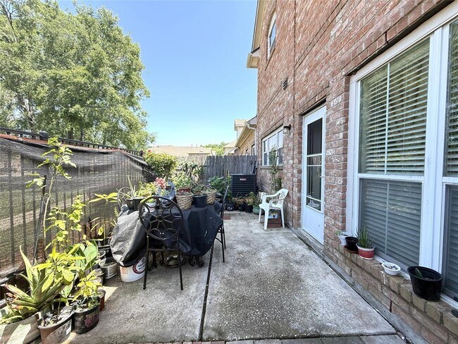 Building Photo - 4027 Park Thicket