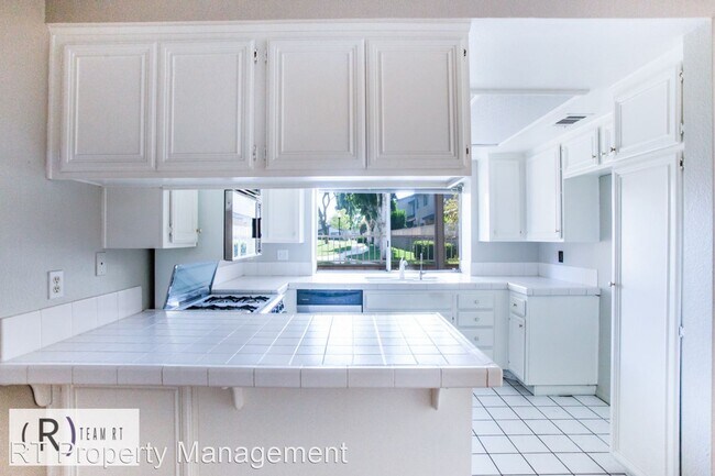 Building Photo - 2 br, 2.5 bath House - Cedar Pointe