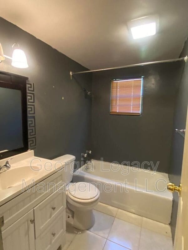 Building Photo - 65 Hughes St