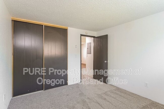 Building Photo - 14140 NE Sandy Blvd