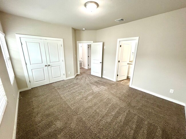 Building Photo - AVAILABLE NOW! Tri-Level 3 Bedroom / 3.5 B...