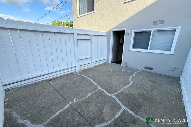 Building Photo - Bright and Updated 1 Bedroom Home with Pri...