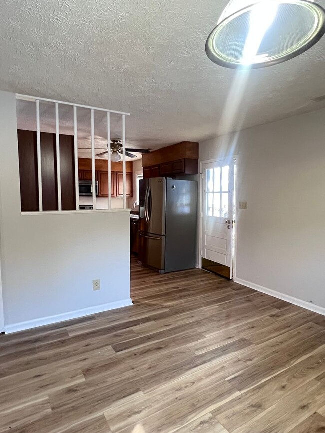 Building Photo - 3 Bedroom/ 1.5 Bath with large fenced in y...