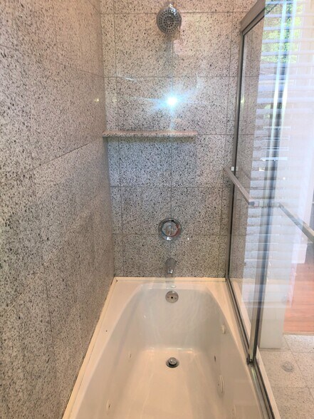 Jacuzzi Jet Bathtub - 5975 Alder St