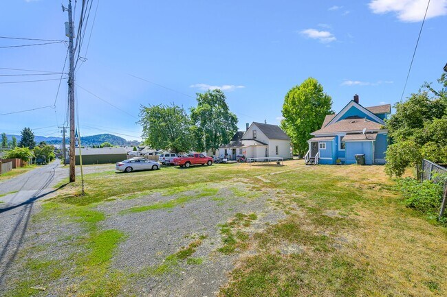 Building Photo - 4 Bedroom Home for Rent! Remodeled Home wi...