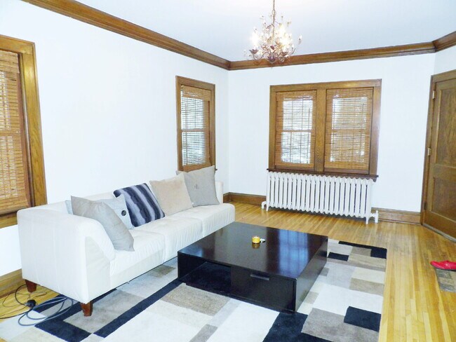 Building Photo - 2 Bedroom Condo in Brownstone