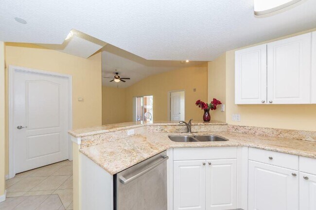 Building Photo - 5080 Fairways Cir