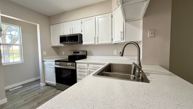 Building Photo - Fully Remodeled 2 Bedroom Townhome in Sout...