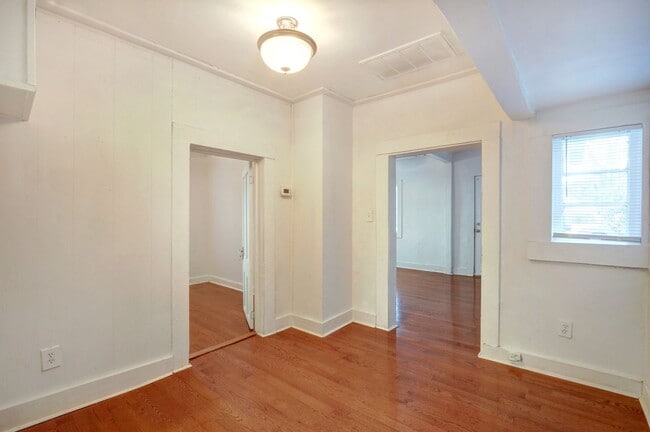 Building Photo - Cute Bungalow - great yard - Two Bedroom