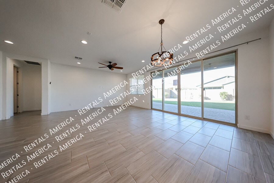 Building Photo - 2256 E Ridgewood Ln