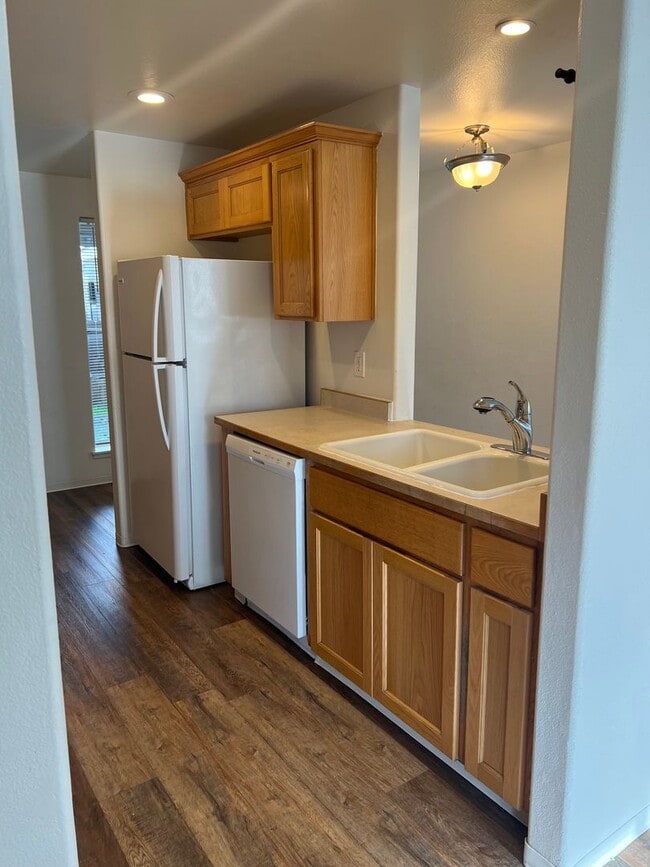 Building Photo - Lovely 3 bedroom, 2.5 bath home with laundry, near schools