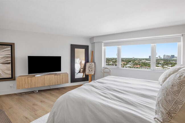 Building Photo - 3000 Holiday Dr