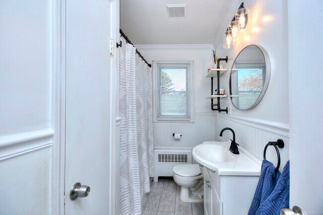 Building Photo - 545 Old Stratfield Rd