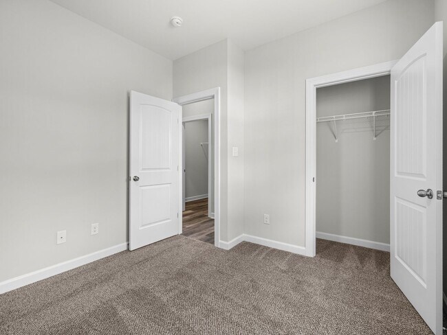 Building Photo - Towne Pointe Beauty!