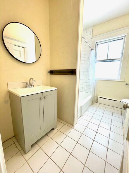 Building Photo - 81 College Ave