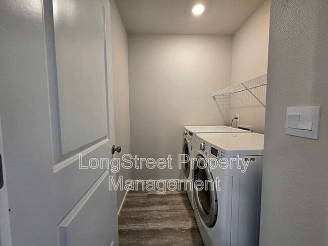 Building Photo - 412 Lost Lake St NE