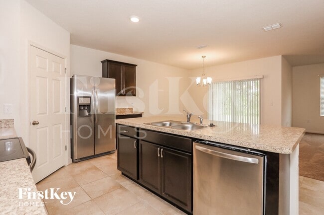 Building Photo - 1053 SW Canary Terrace