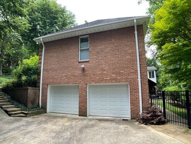 Building Photo - Executive Home in The Heart of Chapel Hill!