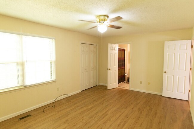 Building Photo - Available 3/2 house in Green Acres!