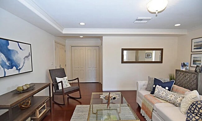 Building Photo - 700 S Ardmore Ave