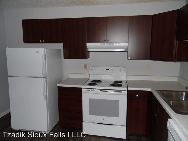 Building Photo - 3000-3012 S Mayfair Dr