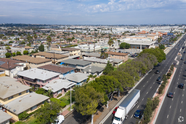 Building Photo - 2705 W Rosecrans Ave