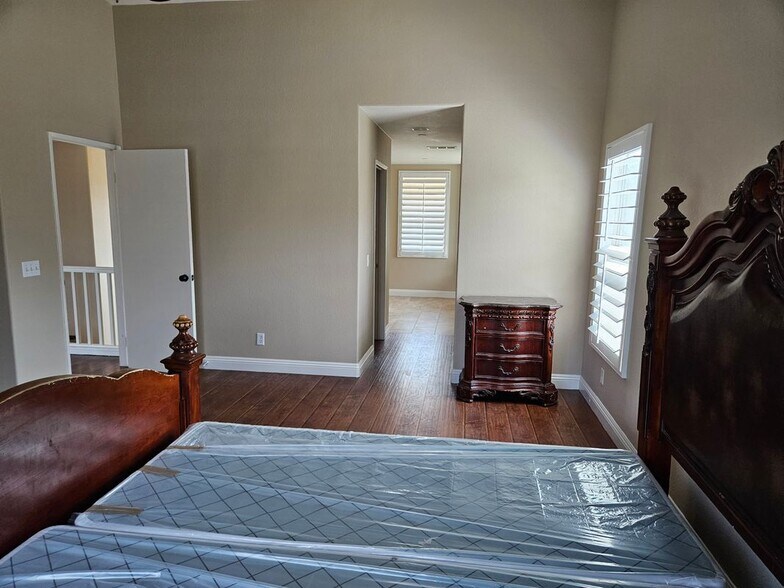Building Photo - 410 Caliente Dr