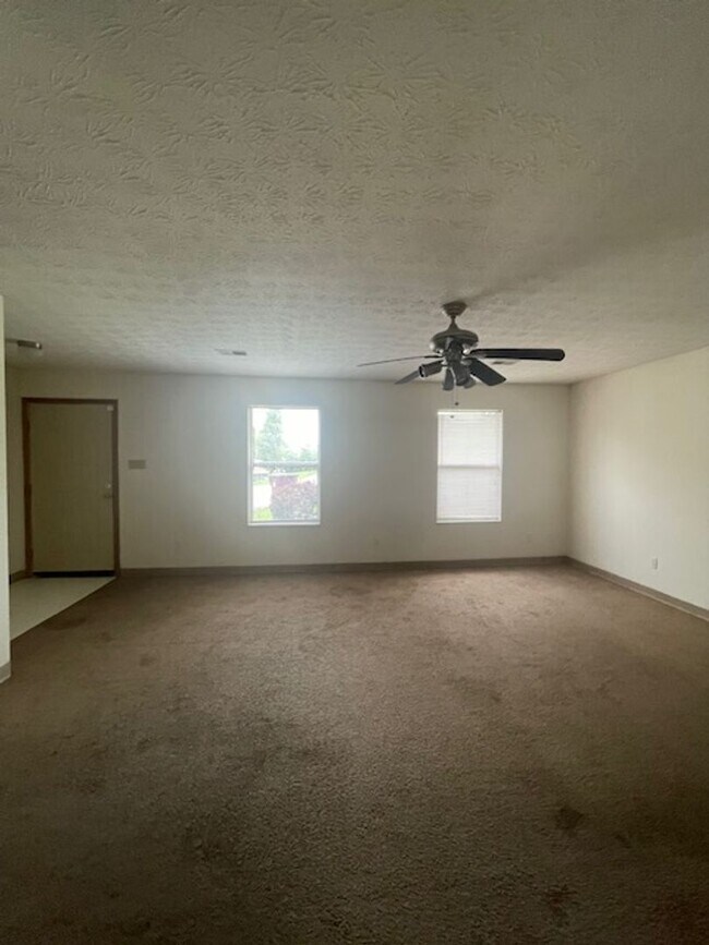 Building Photo - 2 Bedroom 2 Bath Duplex Call Ed Johnson 86...