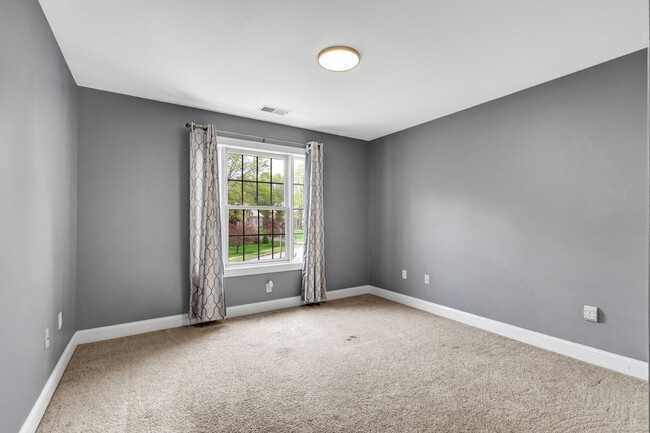 Building Photo - 244 Watch Hill Rd