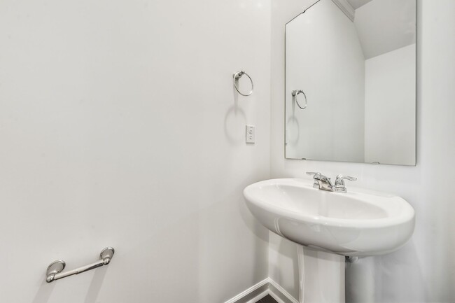 Building Photo - New Build Just Minutes to North Hills & Downtown!