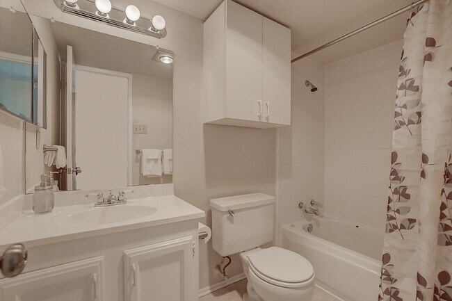 Building Photo - 565 Bell Dr