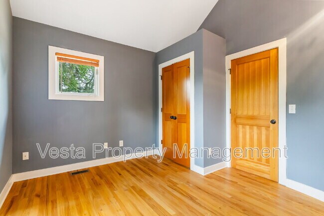 Building Photo - 318 Sulphur Springs Rd