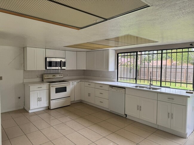 Building Photo - 6110 W Ridgecreek Dr