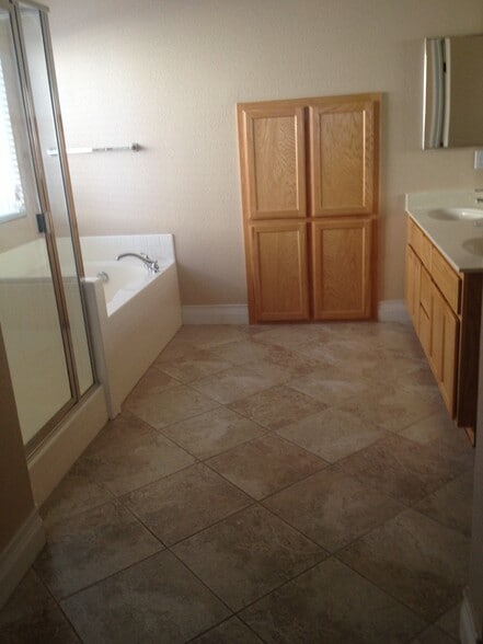 Master Bathroom - 400 Rick Heinrich Cir