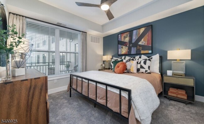 Building Photo - 100 Union St