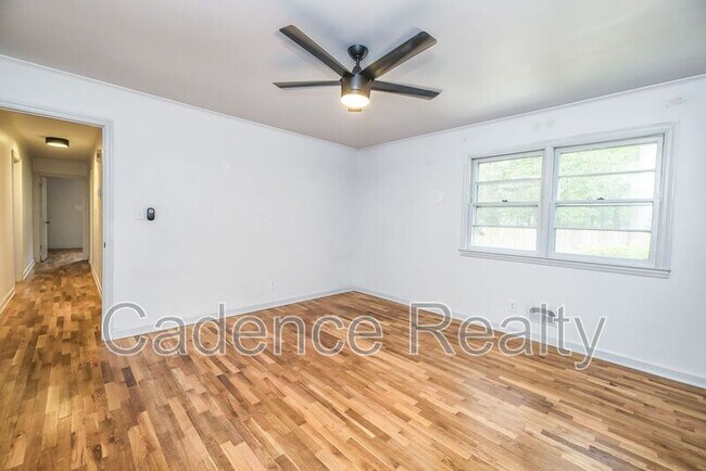 Building Photo - 9 Castlewood Dr