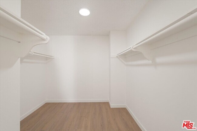 Building Photo - 429 N Oakhurst Dr