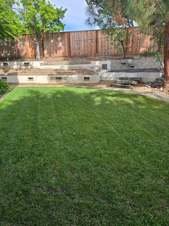Building Photo - Phenomenal 4BD/3BA Single-Family Home in Quiet and Peaceful Pleasanton!