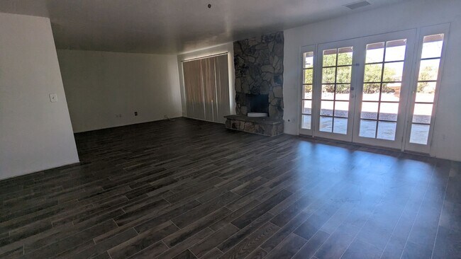 Building Photo - 6801 N Camino De La Tierra