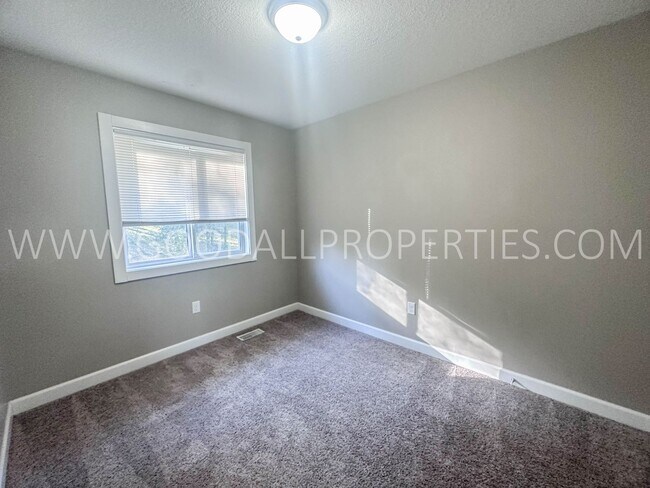Building Photo - Rent Special $995 for the first 3 months of the lease!! 1.5-bath townhome in Van Meter, complete ...