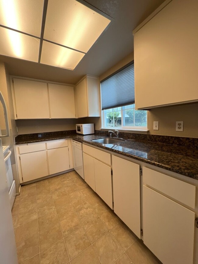 Building Photo - Ground floor Condo with sky views, Benicia