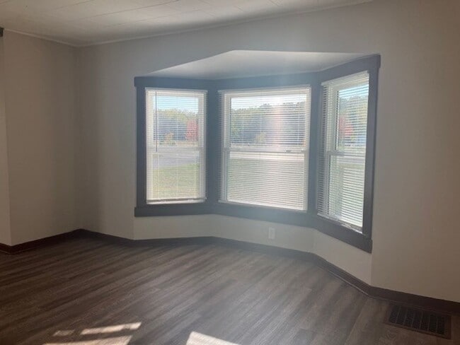 Building Photo - Updated 3 Bedroom - 1 Bath House in Twin Lakes