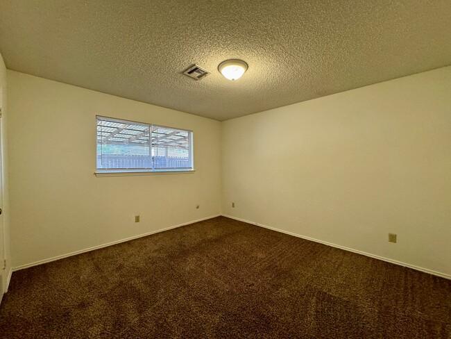 Building Photo - Duplex *LEASING SPECIAL AVAILABLE*