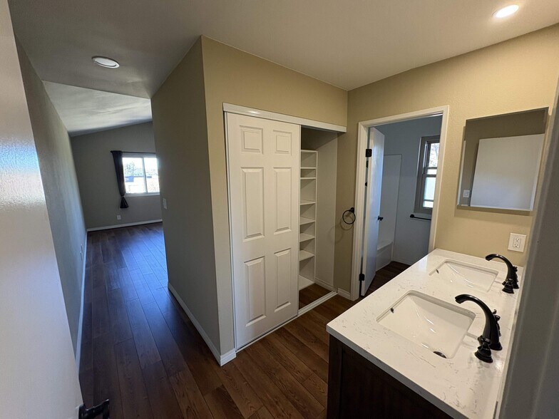 Building Photo - 5980 Tooley St