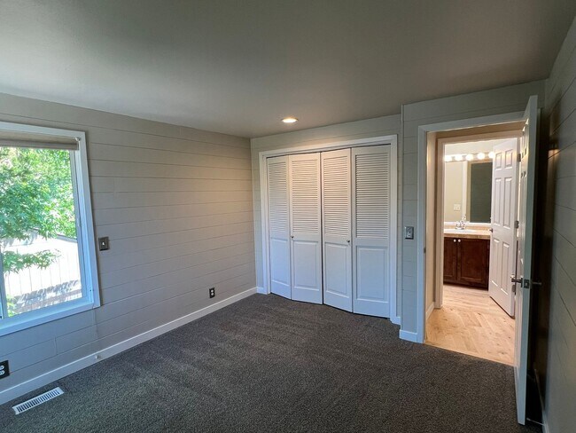 Building Photo - Fantastic 4 bed 3 bath home in the Highlan...