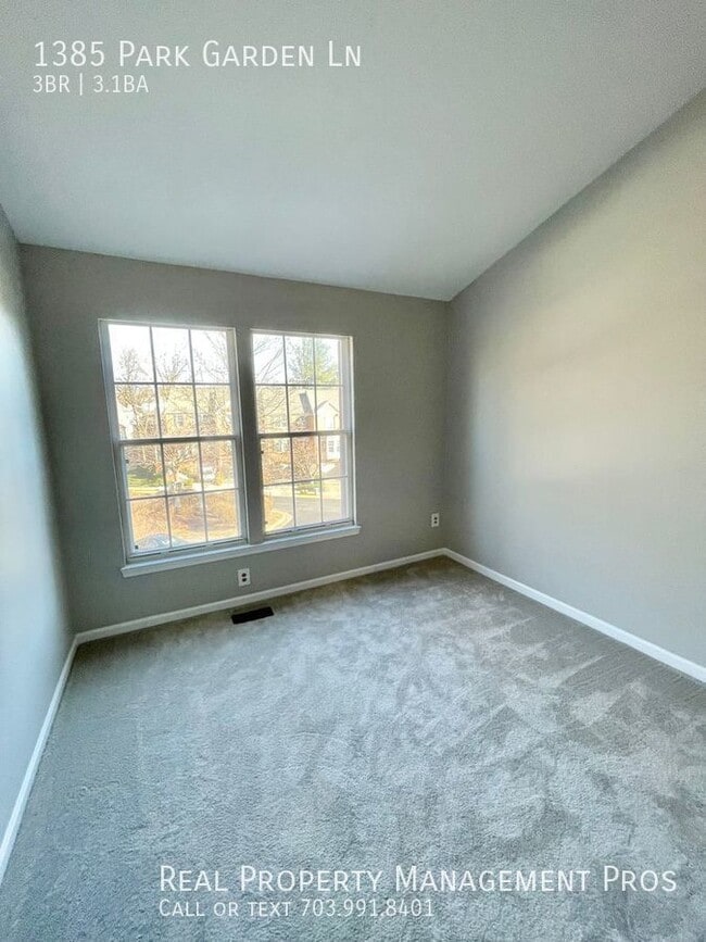 Building Photo - 1385 Park Garden Ln