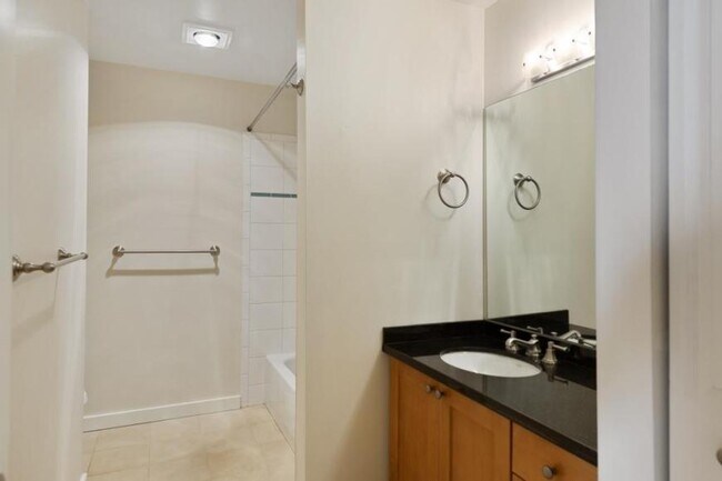 Building Photo - 3 bedroom in Bellevue WA 98007