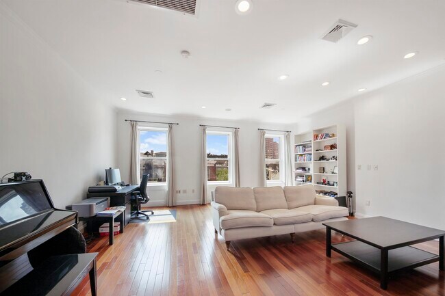 Primary Photo - 80 Morris St