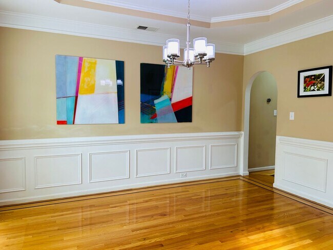 Building Photo - Incredible 4 bedroom/5 bath Tri-level home in Willoughby Park in NW Greensboro with finished base...